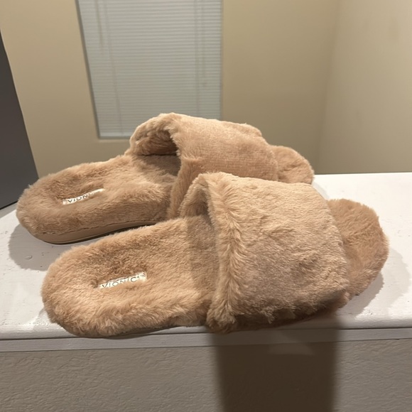 Vionic Faux Fur Plush Dream Slippers - New Condition - Picture 5 of 6